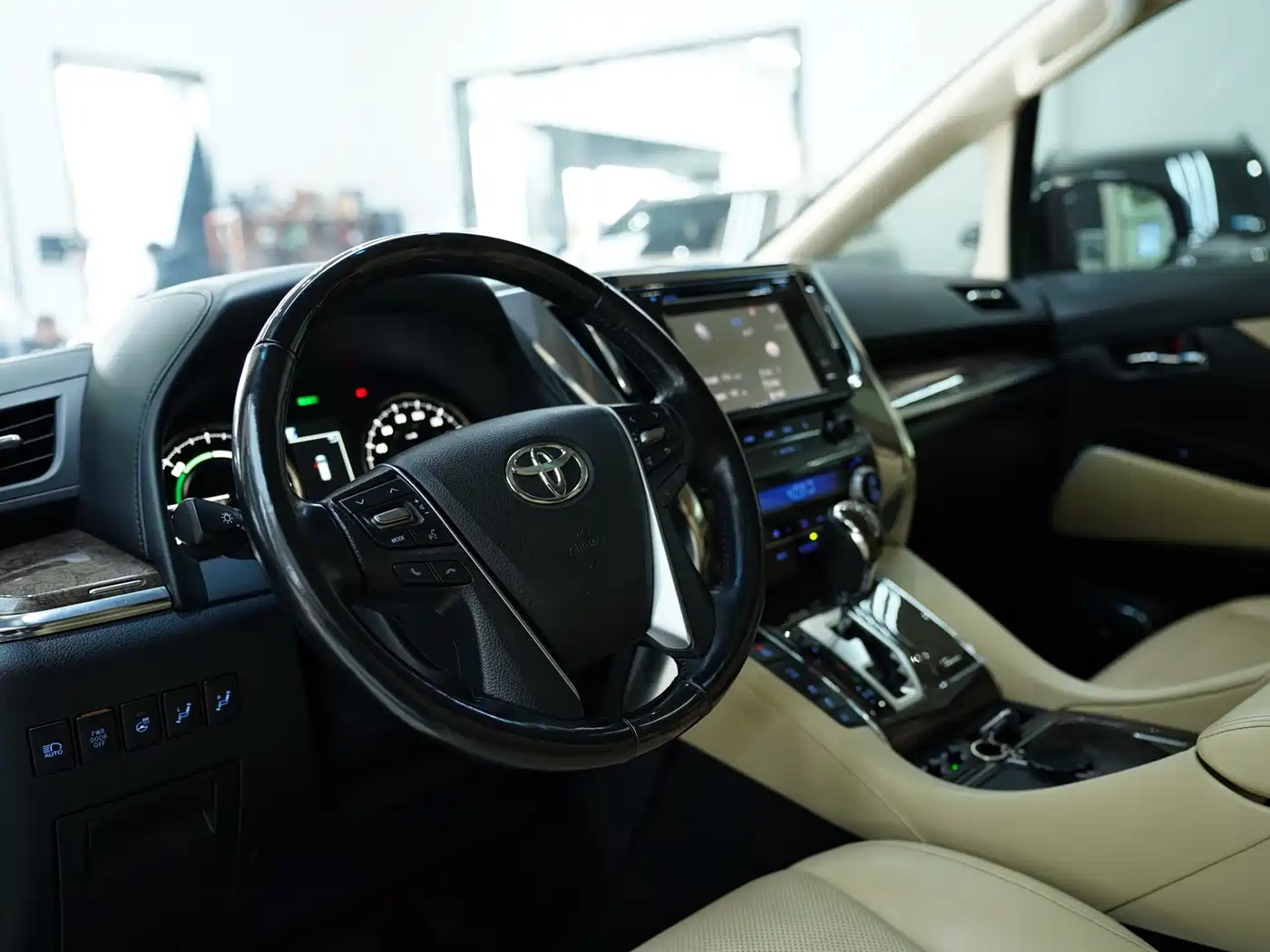Toyota Vellfire 2019 Hybrid 2.5L HV Premium Edition фото 5