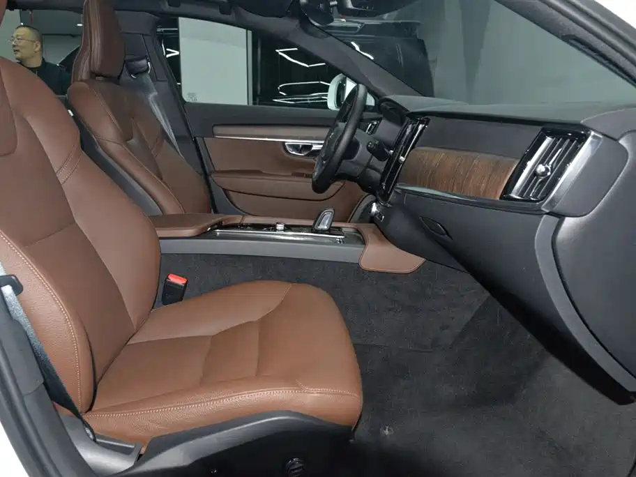 Volvo V90 2023 2021 Model Cross Country B5 AWD Smart Edition