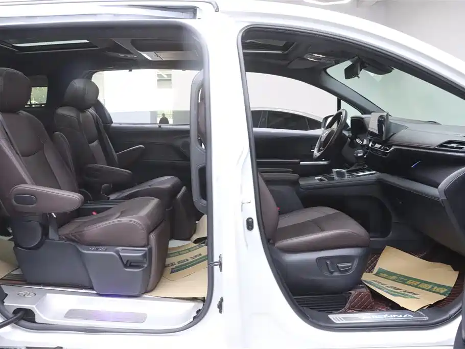Toyota Sienna 2021 2.5L Hybrid Platinum Edition фото 18