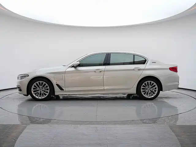 BMW 5 Series New Energy 2019 530Le Luxury Package — фото 4