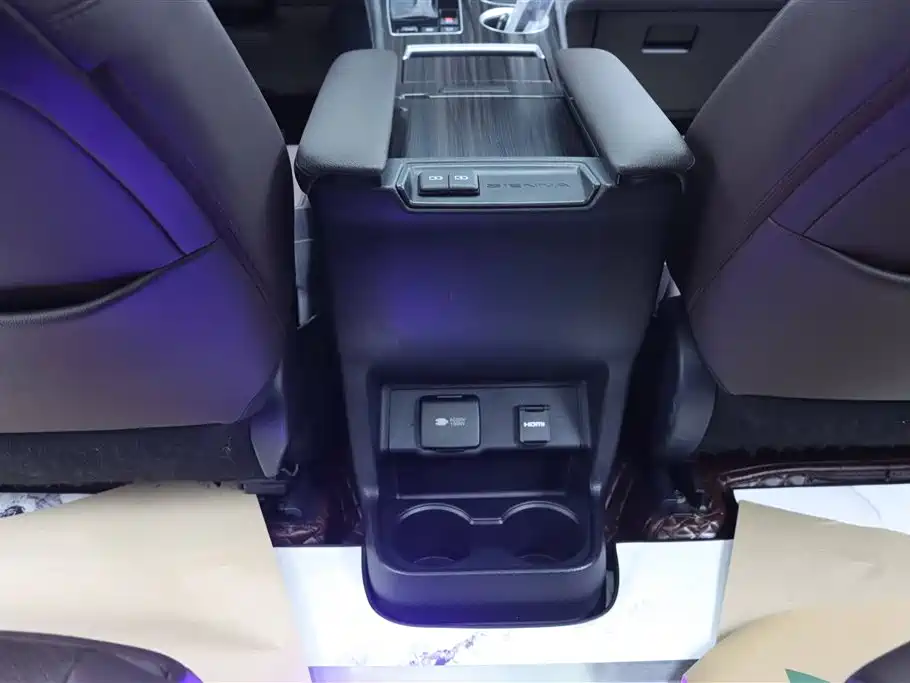 Toyota Sienna 2021 2.5L Hybrid Platinum Edition фото 21