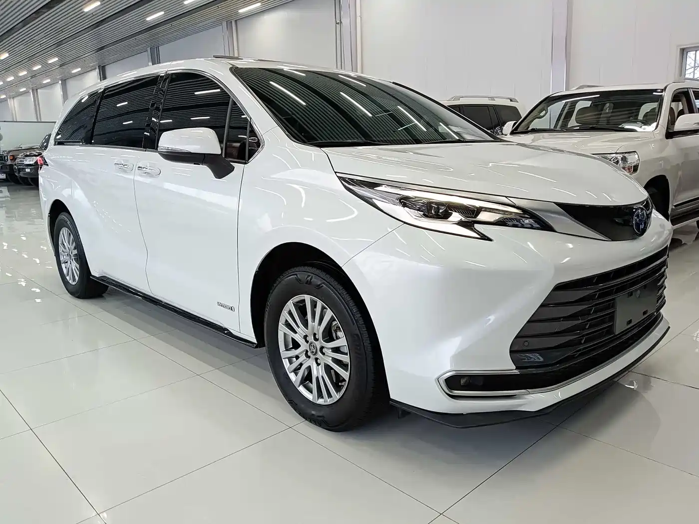 Toyota Sienna 2023 2.5L Hybrid Premium Edition фото 3