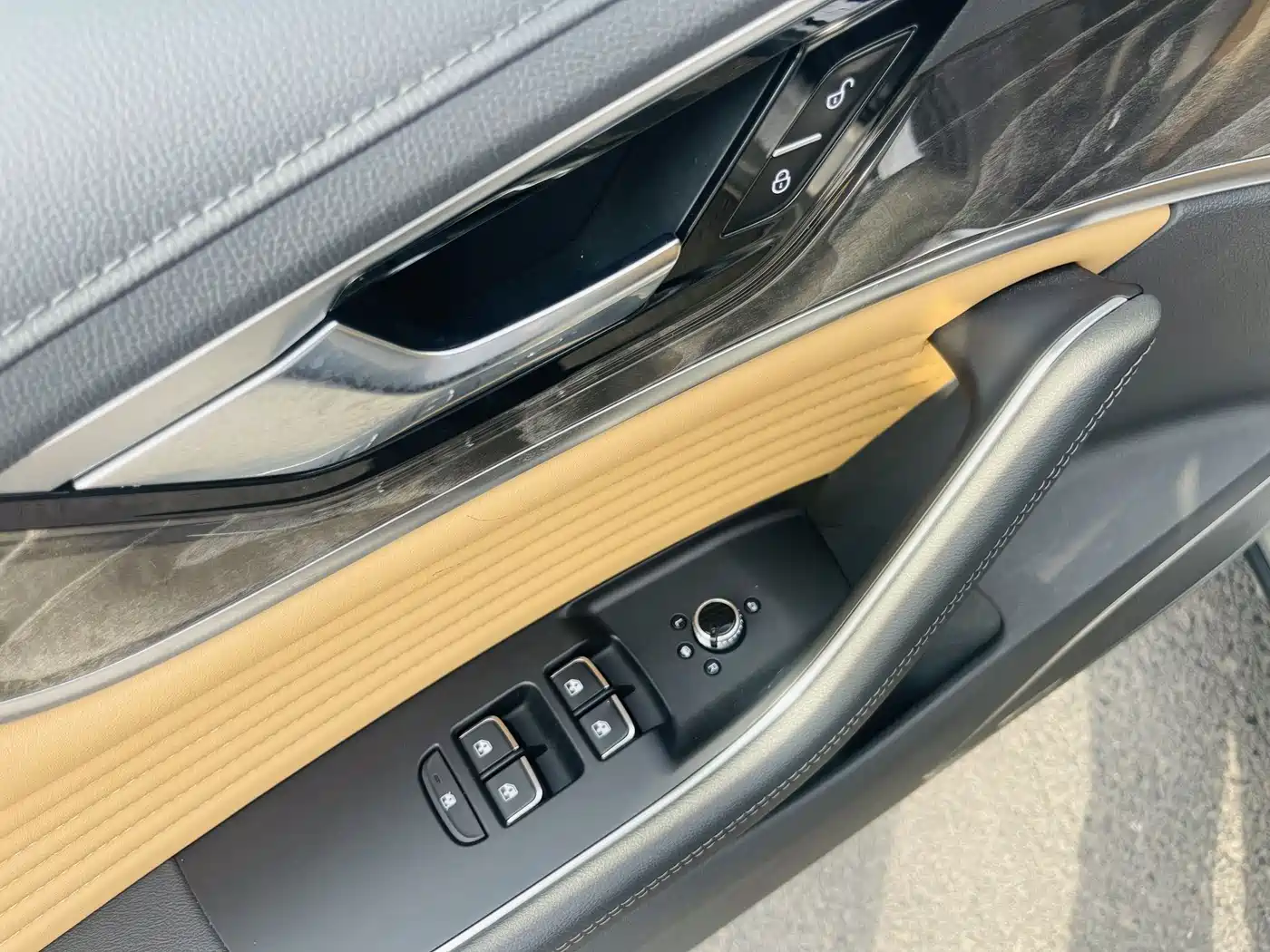 Hongqi HS5 2023 2.0T 4WD Flag Leader Pro фото 14