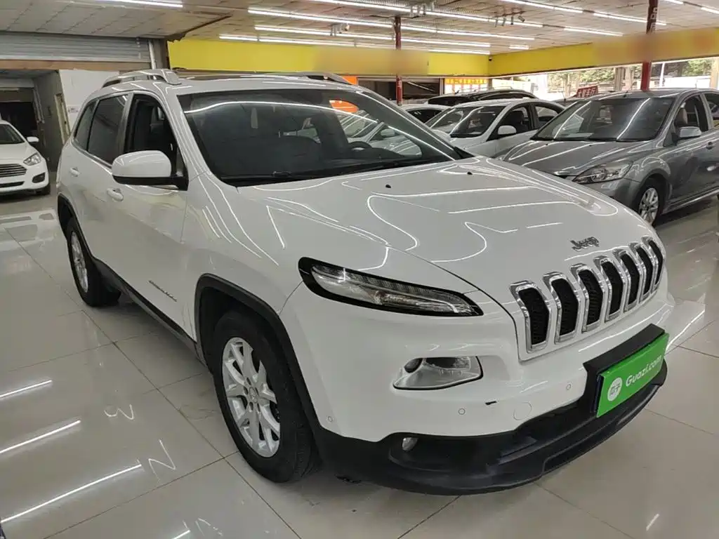 Фото 4 - Jeep Cherokee