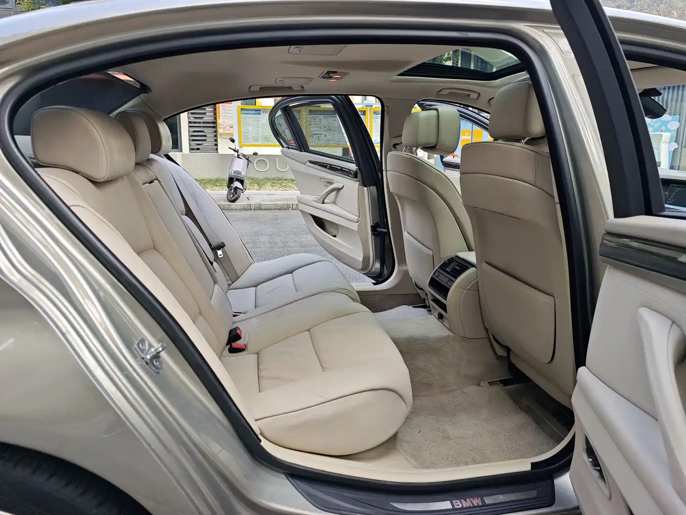 BMW 5 Series 2011 535Li Leading фото 15