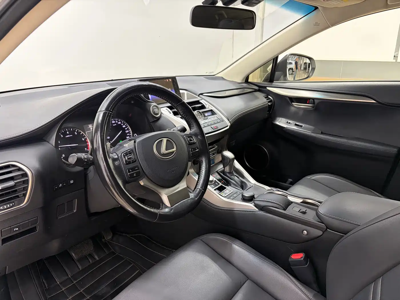 Lexus NX 2015 200t AWD F Sport фото 4