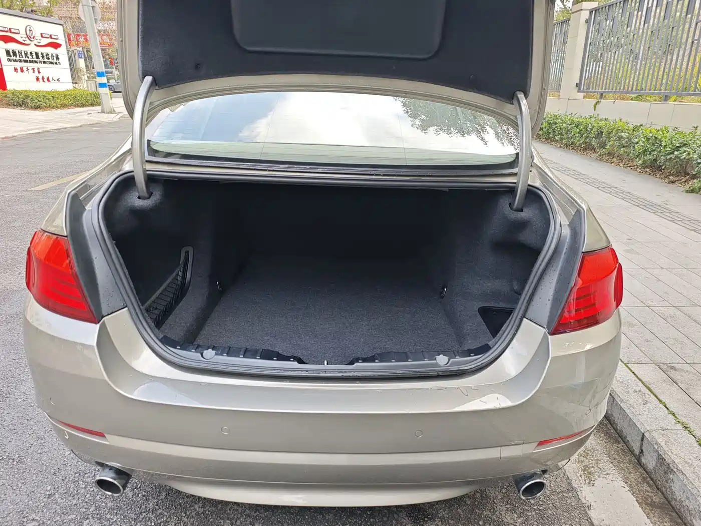 BMW 5 Series 2011 535Li Leading фото 22