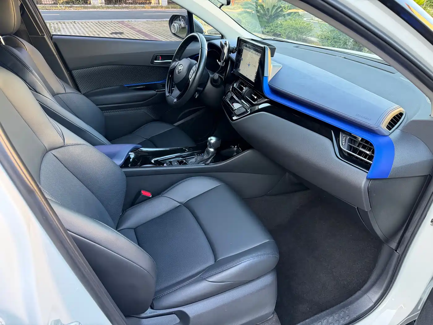 Toyota C-HR 2021 2.0L Luxury Edition фото 6