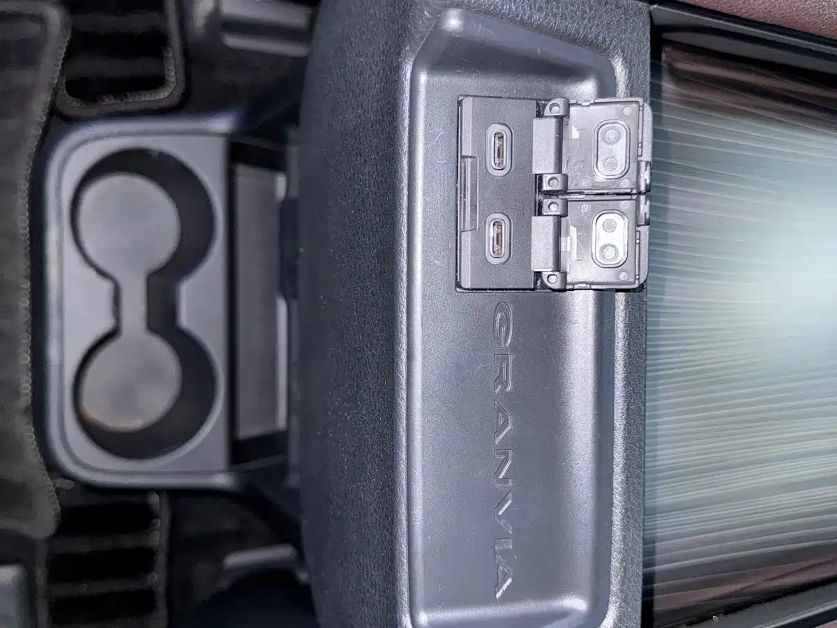 Toyota Granvia 2023 2.5L Hybrid Flagship VIP Edition фото 16