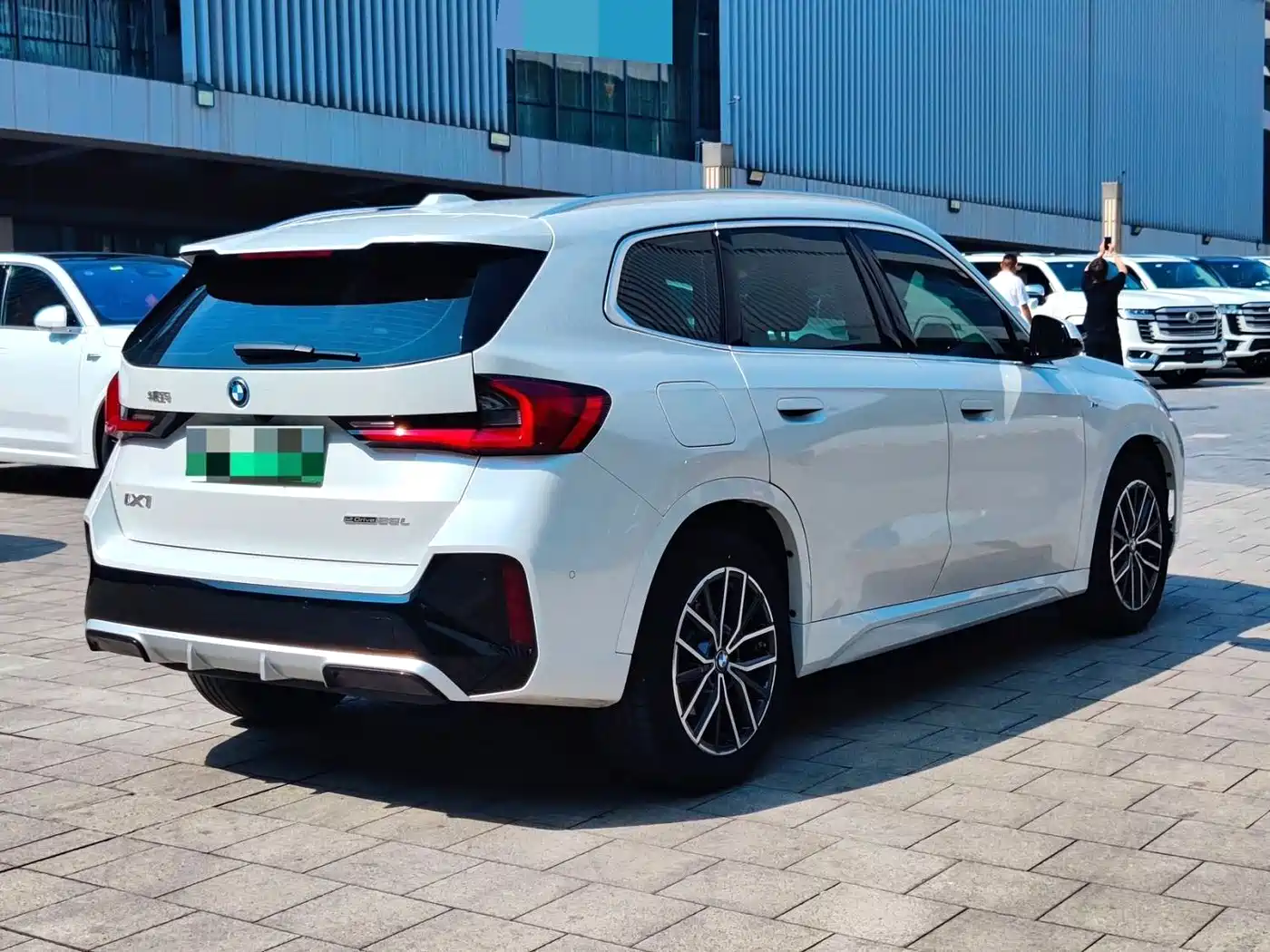 Фото 4 - BMW iX1