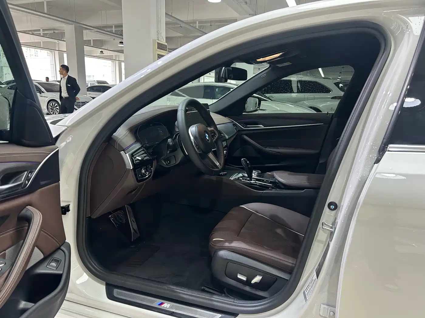 BMW 5 Series 2022 530Li Leading M Sport Package фото 9