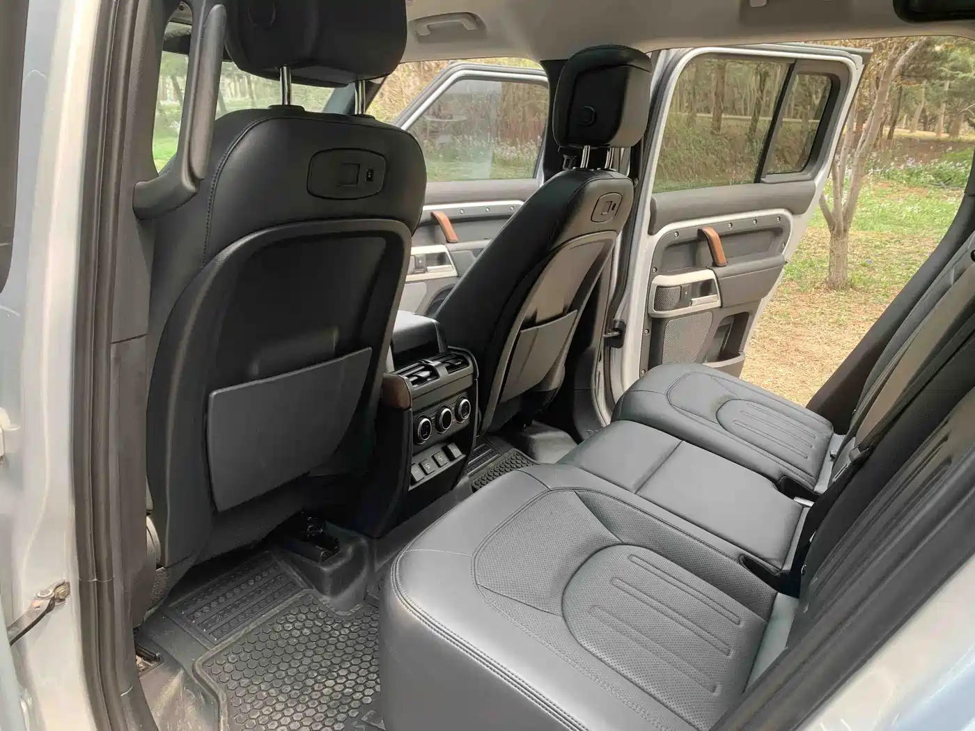 Land Rover Defender 2022 110 P400 Dark Special Edition фото 9