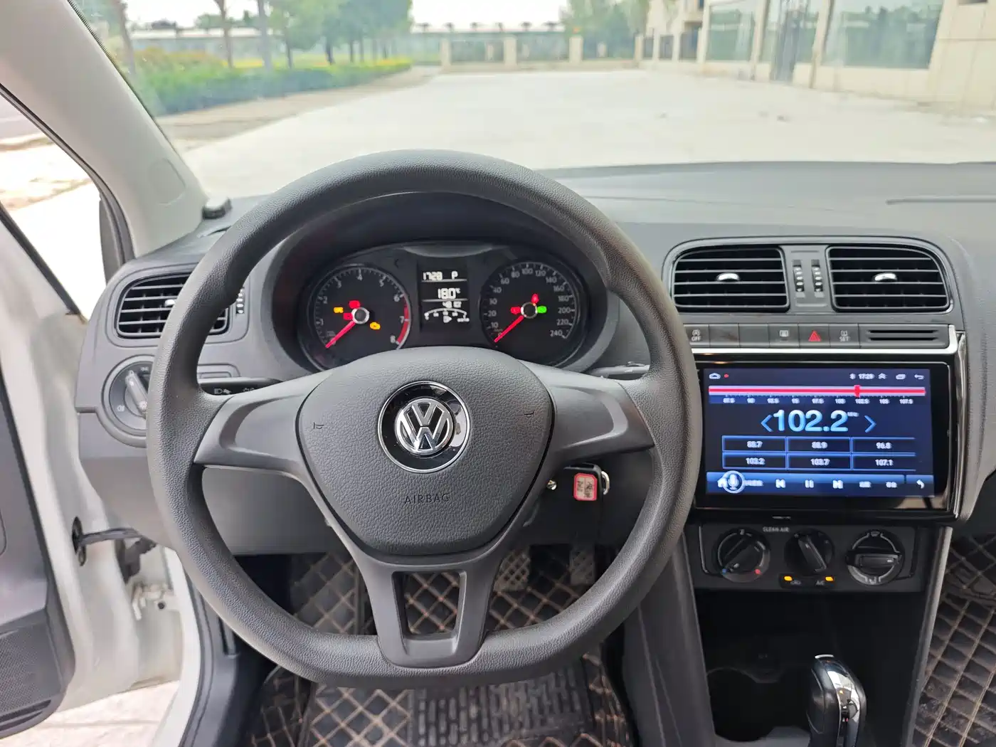 Volkswagen Polo 2018 1.5L Auto Safe Drive фото 13