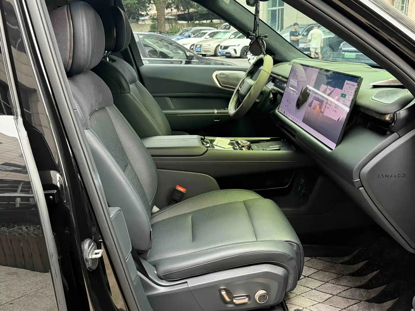 Photo 11 - Lynk & Co 900