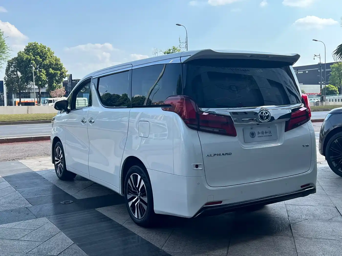 Toyota Alphard 2018 3.5L Luxury фото 13