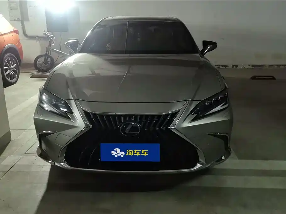 Lexus ES 2021 300h Luxury Edition фото 2