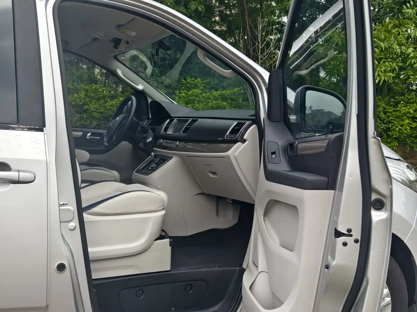SAIC Maxus Maxus G10 2020 2019 Facelift PLUS 2.0T Automatic Elite Edition China VI