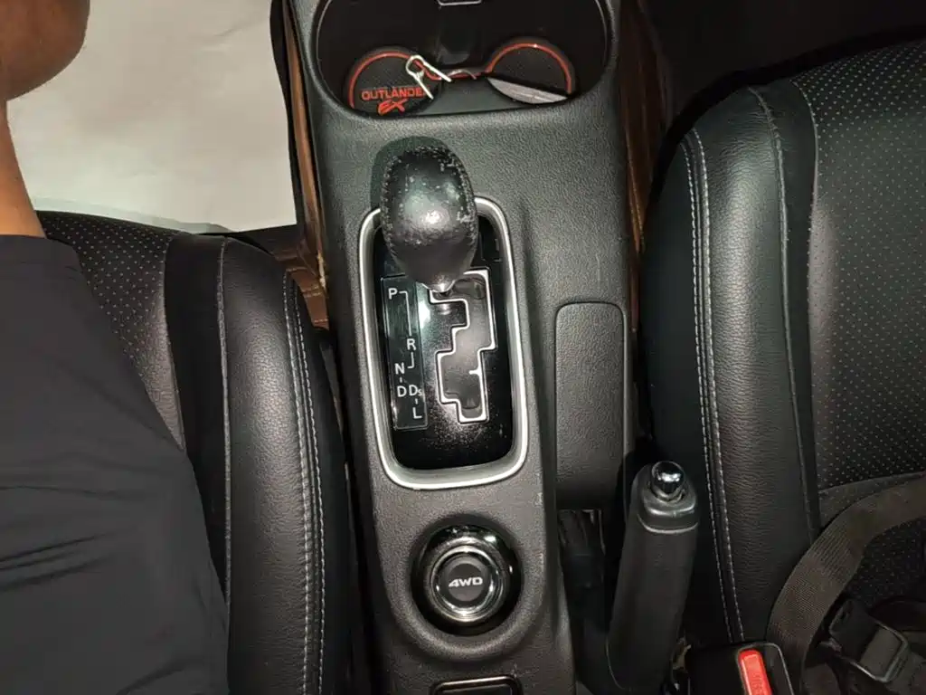 Mitsubishi Outlander (Import) 2015 2014 2.4L 4WD Luxury Value Edition 7-seater