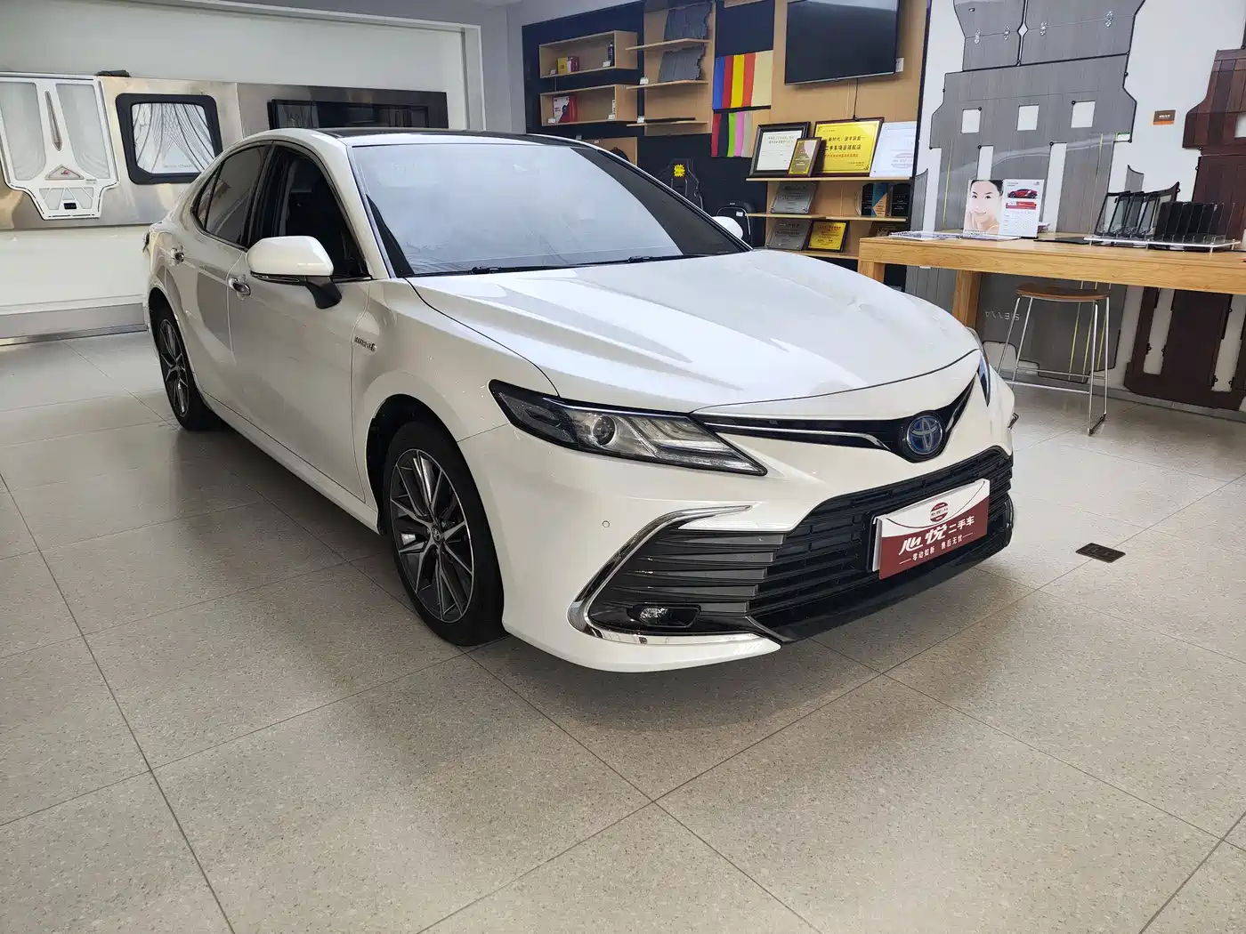 Toyota Camry 2021 Hybrid 2.5HG Luxury Edition фото 3