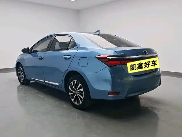 Toyota Corolla 2016 Dual Hybrid 1.8L E-CVT Elite Edition фото 6