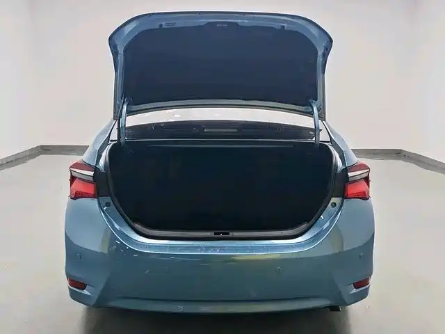 Toyota Corolla 2016 Dual Hybrid 1.8L E-CVT Elite Edition фото 15