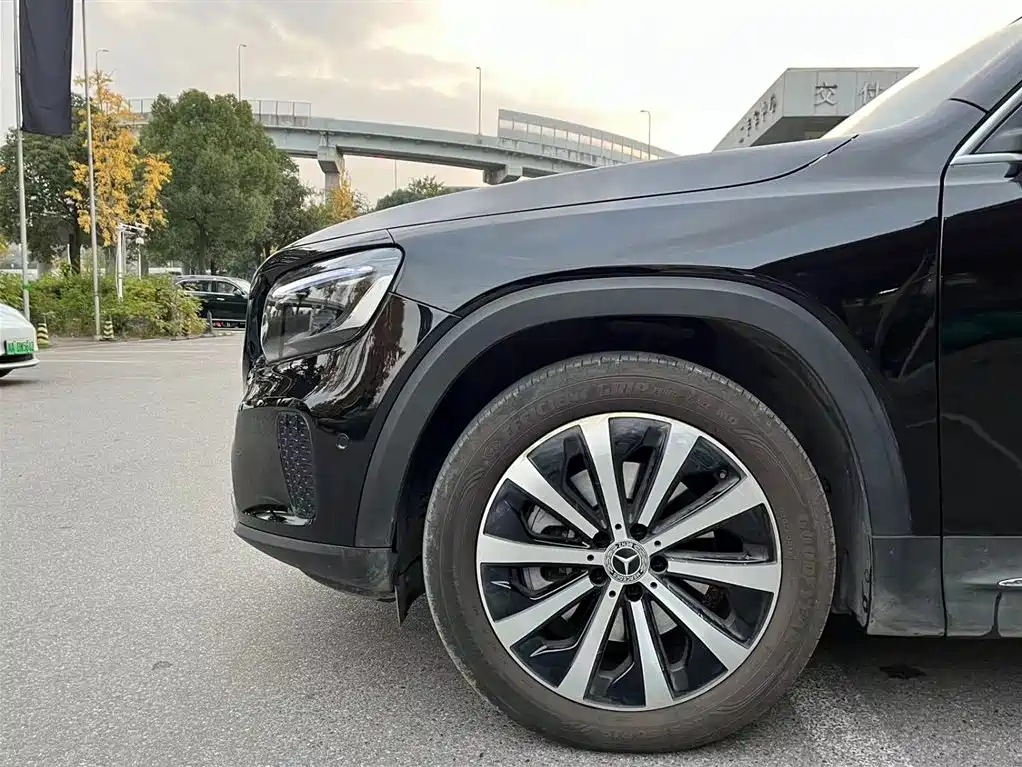 MERCEDES-BENZ GLB