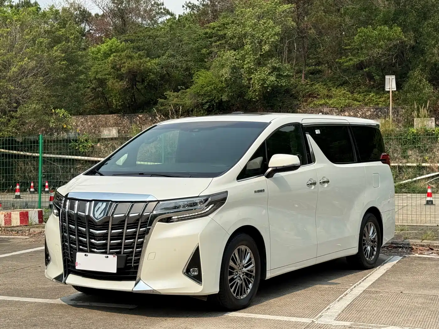 Toyota Alphard 2021 Hybrid 2.5L Premium фото 2
