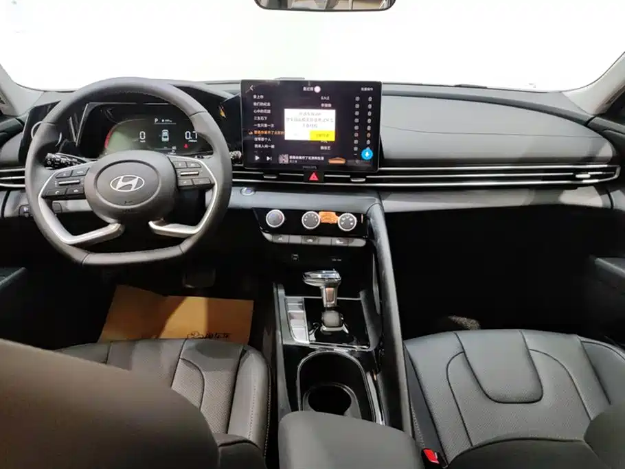 Hyundai Elantra 2023 1.5L CVT GLX Elite Edition фото 12
