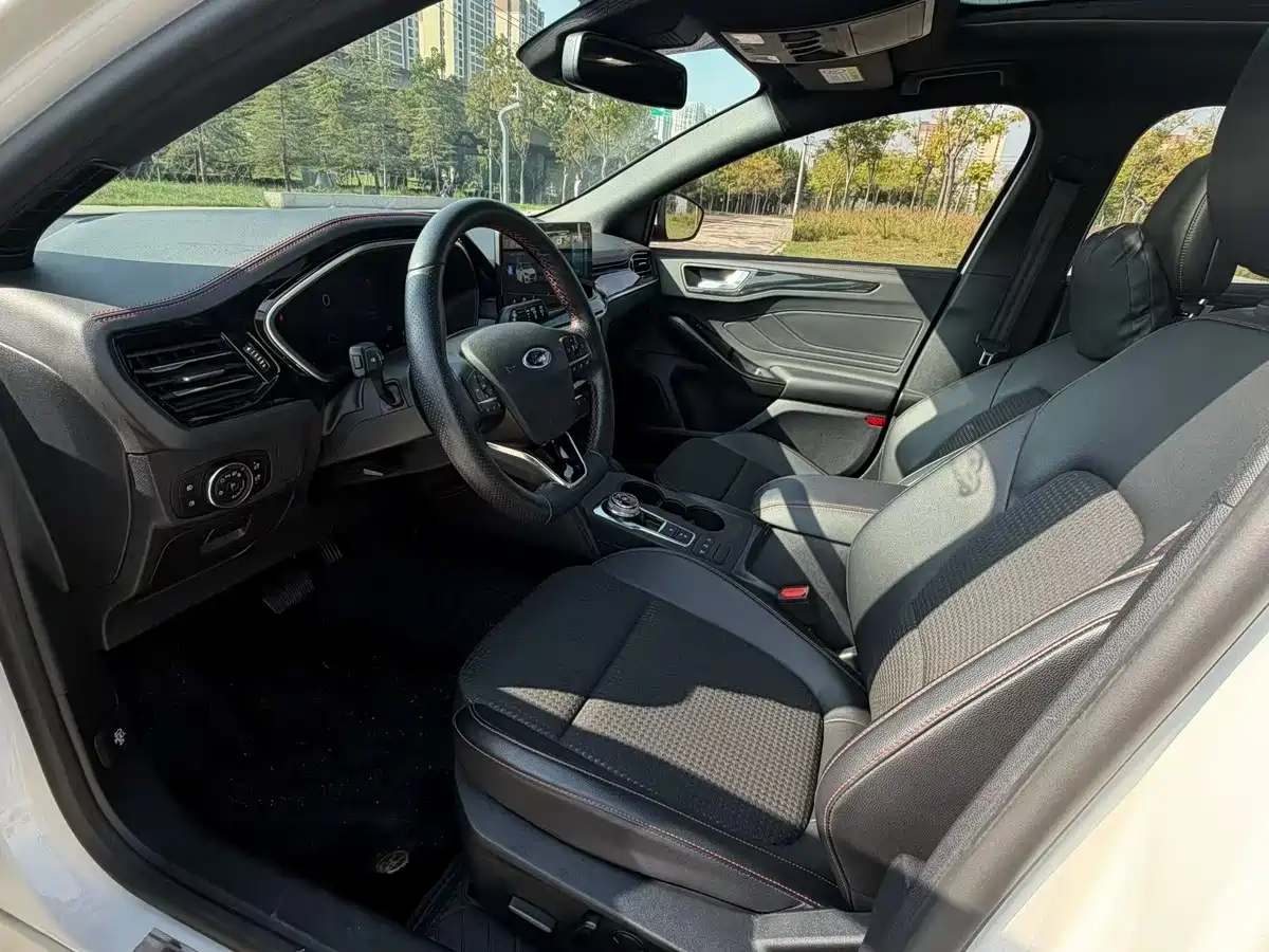 Фото 4 - Ford Focus