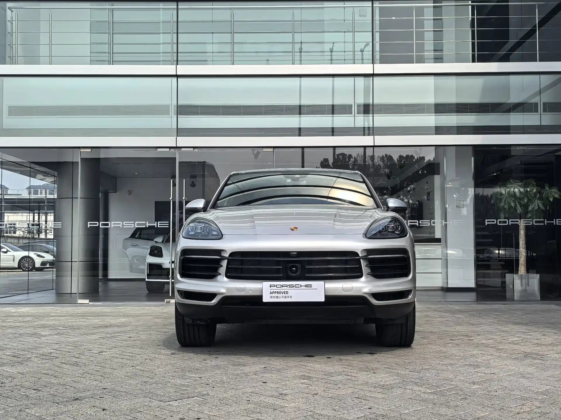 Photo 2 - Porsche Cayenne