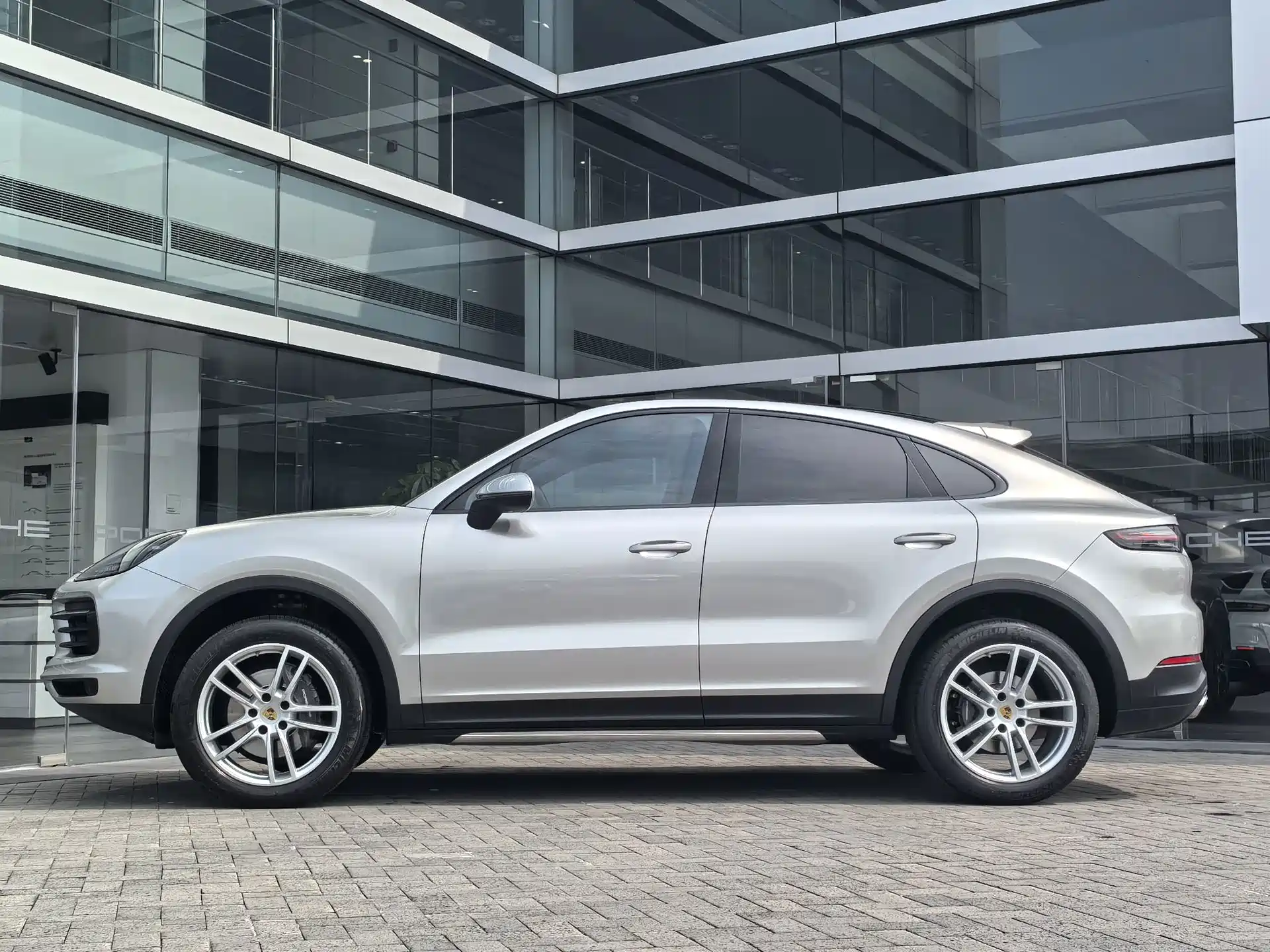 Photo 5 - Porsche Cayenne