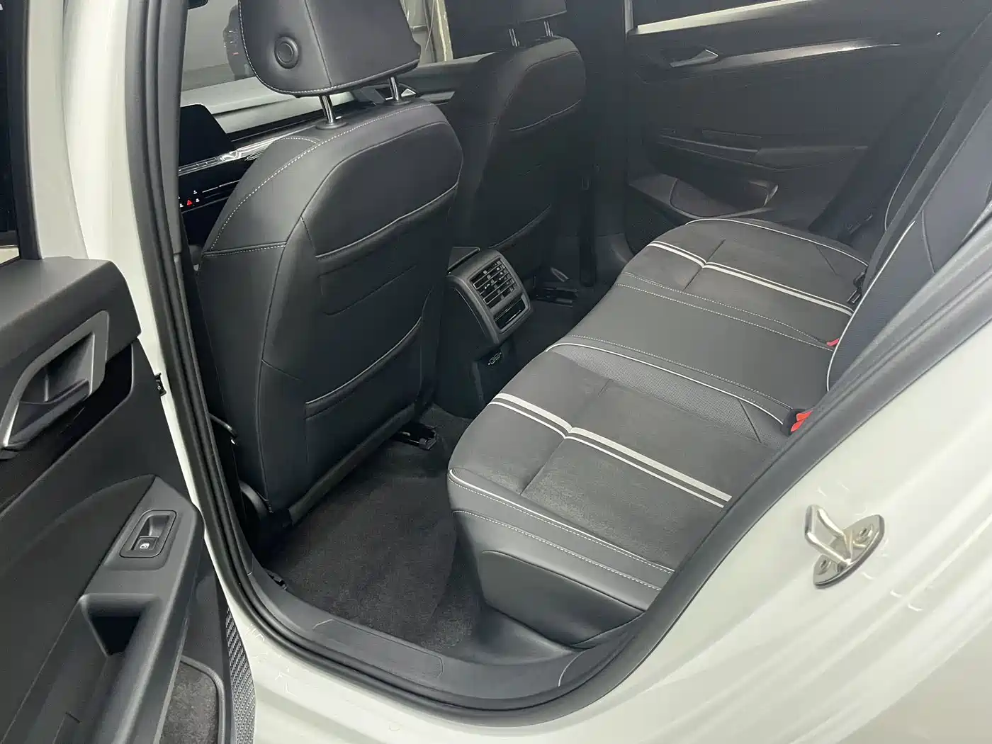Volkswagen Golf 2023 Facelift 280TSI DSG R-Line Lite фото 8