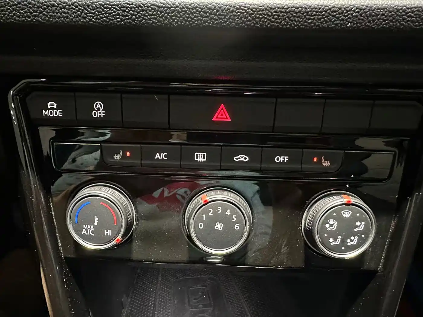 Volkswagen T-ROC 2021 280TSI DSG 2WD Comfort Smart Connect 30th Anniversary Edition фото 14