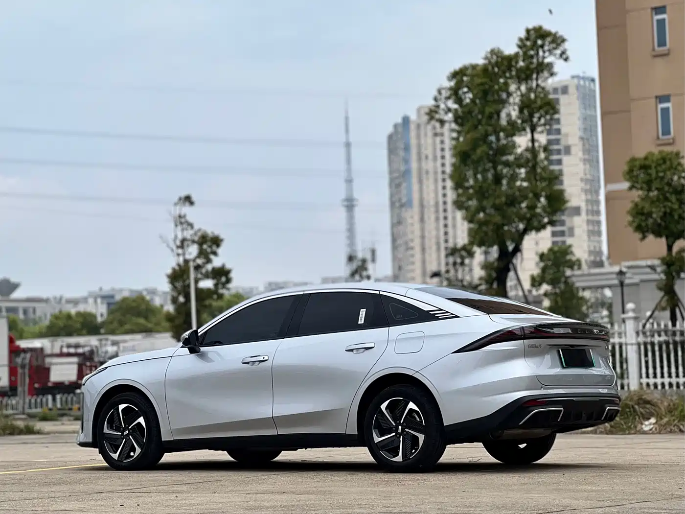 Geely Galaxy Galaxy L6 2025 EM-i 140km Starship Edition фото 7