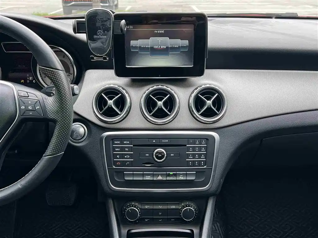 Mercedes-Benz GLA 2016 GLA 200 Dynamic фото 19