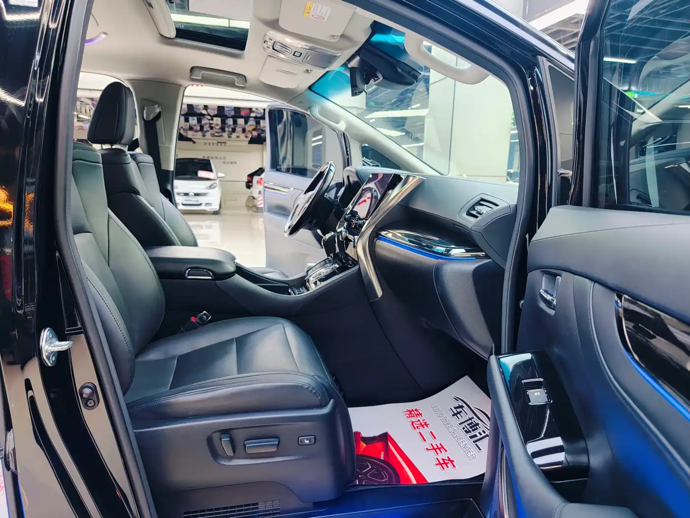 Toyota Vellfire 2020 Twin Engine 2.5L HV Luxury Edition фото 9
