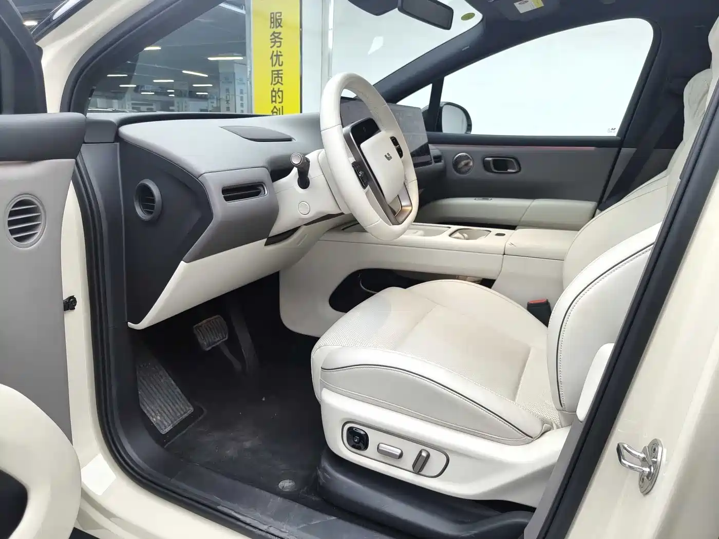 Li Auto i6 2025 2025 4WD Base Model