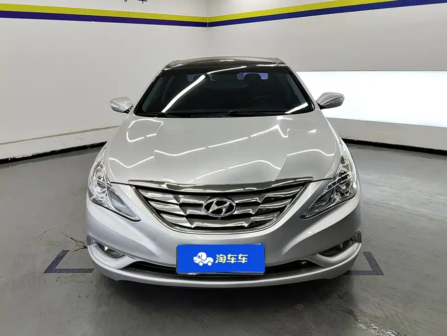 Photo 2 - Hyundai Sonata