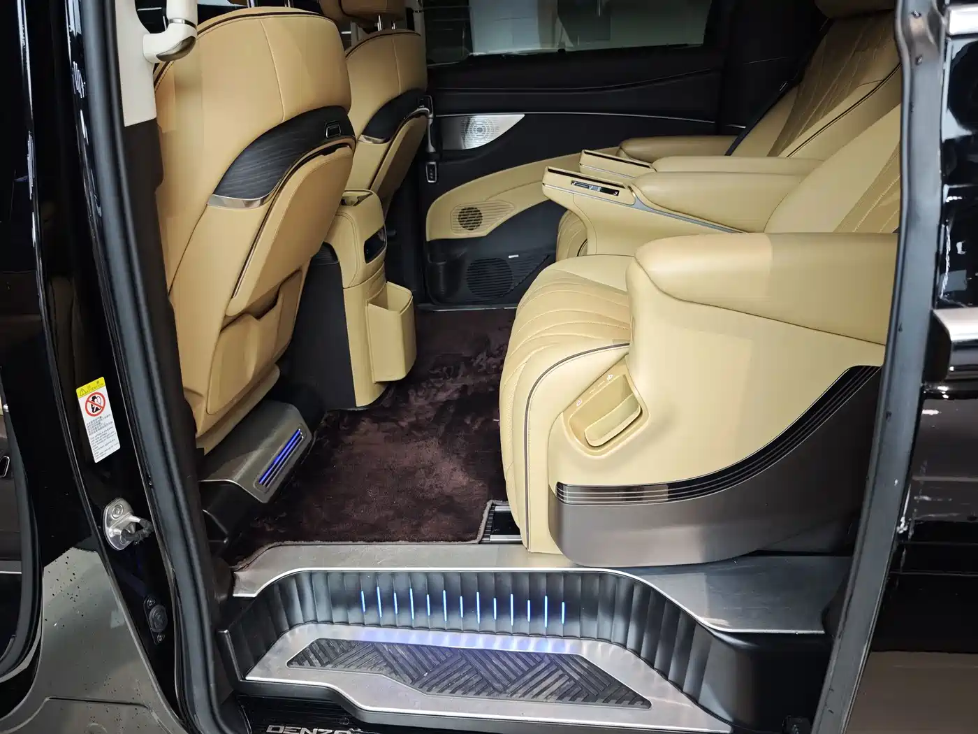 Denza D9 2025 2024 DM-i 980 AWD Prestige