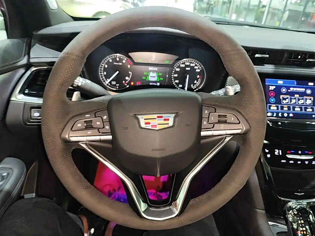 CADILLAC XT6