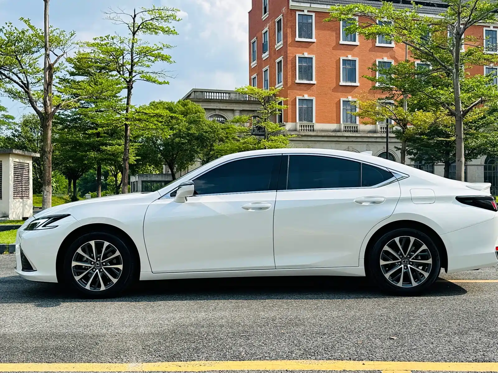 Фото 8 - Lexus ES