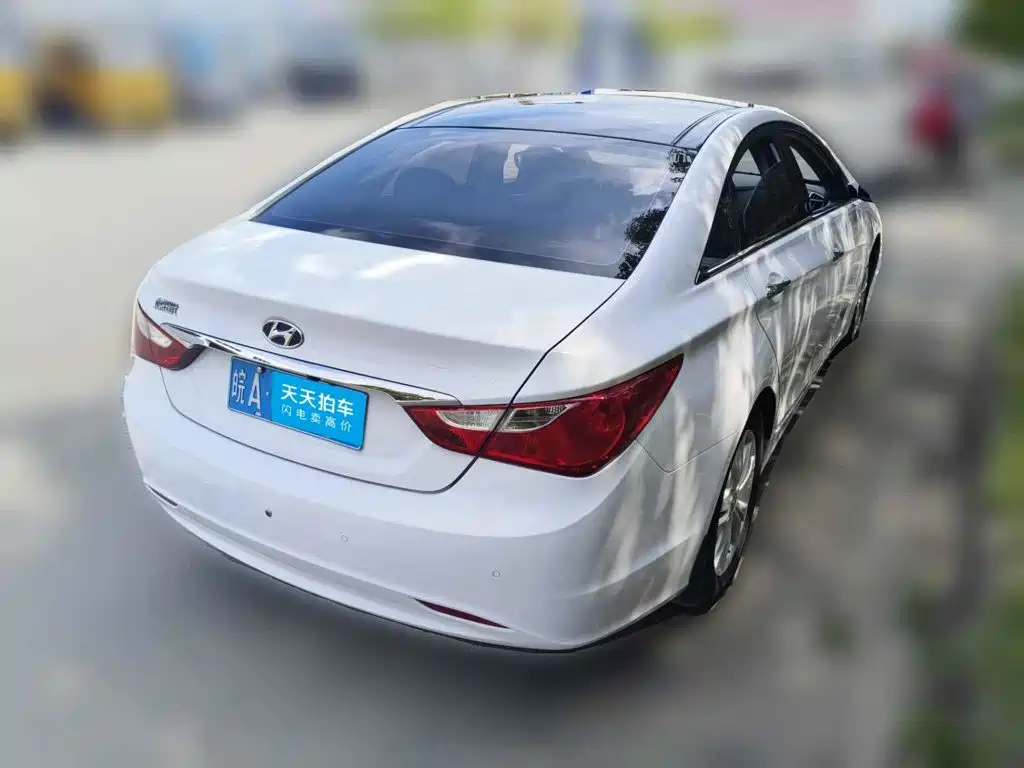 Photo 2 - Hyundai Sonata