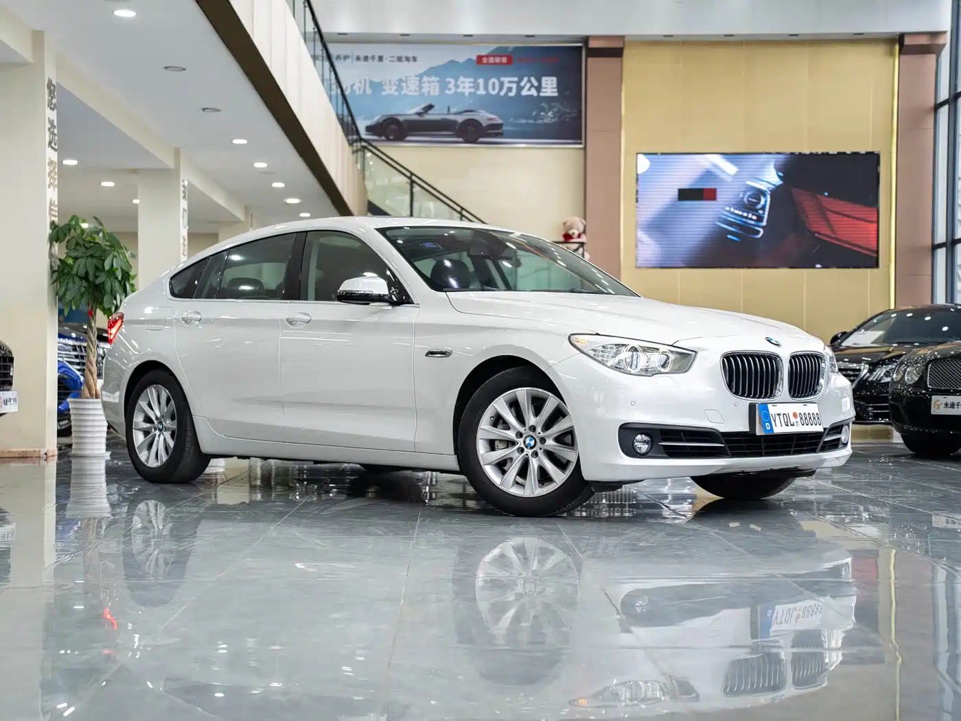BMW 5 Series GT 2014 528i Leading фото 3