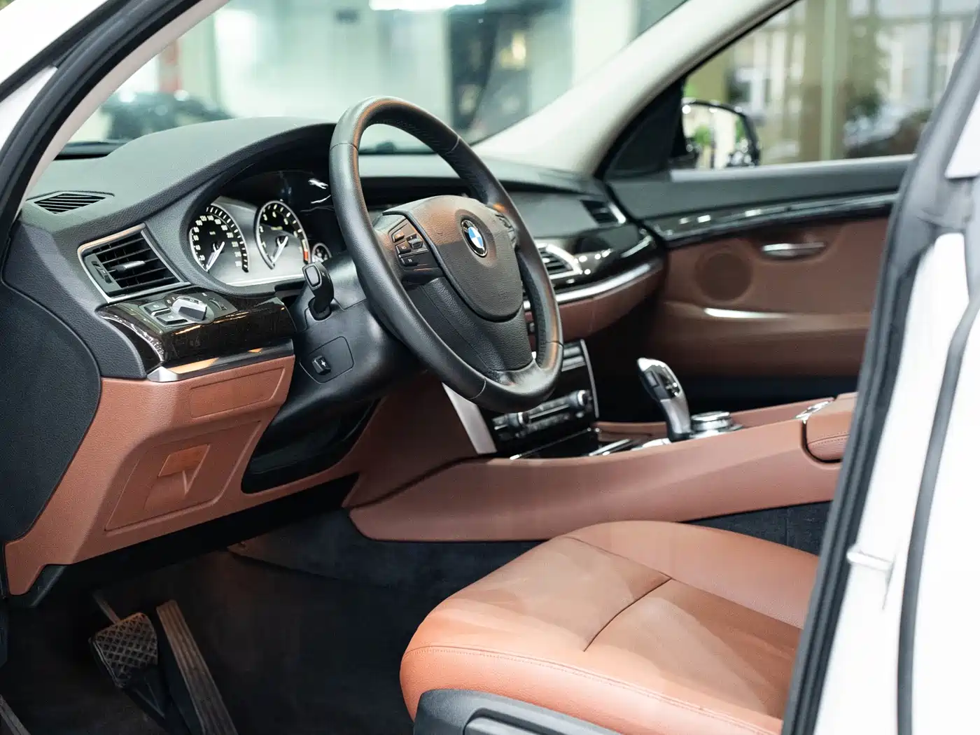 BMW 5 Series GT 2014 528i Leading фото 19