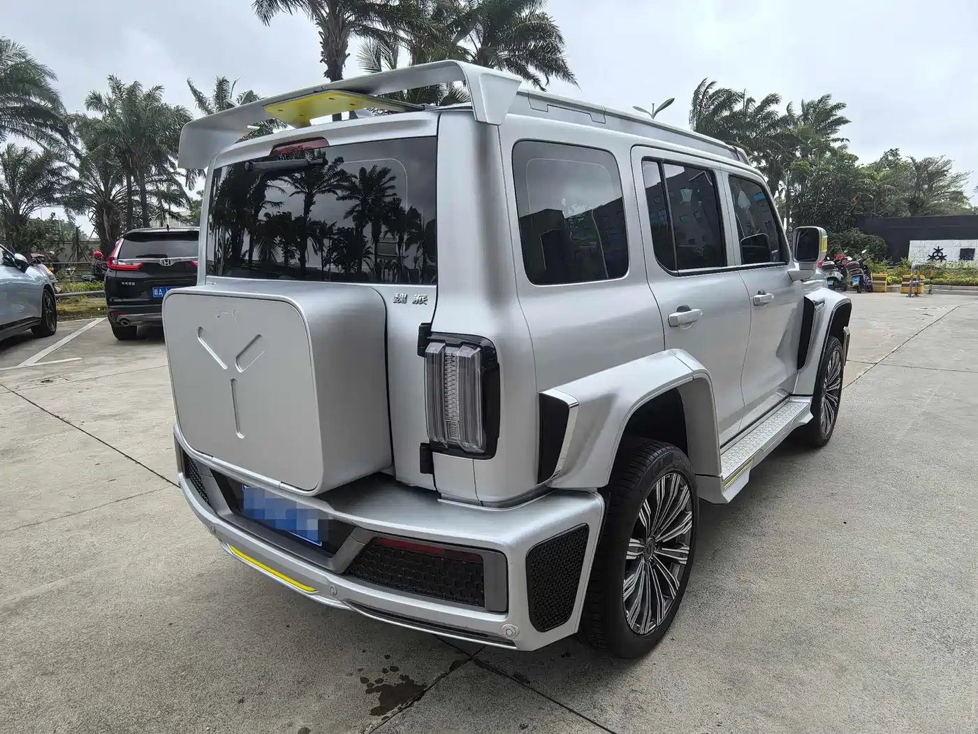 TANK CO CREATION TANK 300