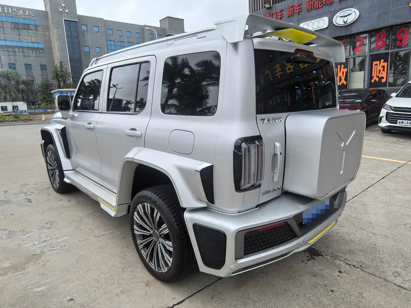 TANK CO CREATION TANK 300