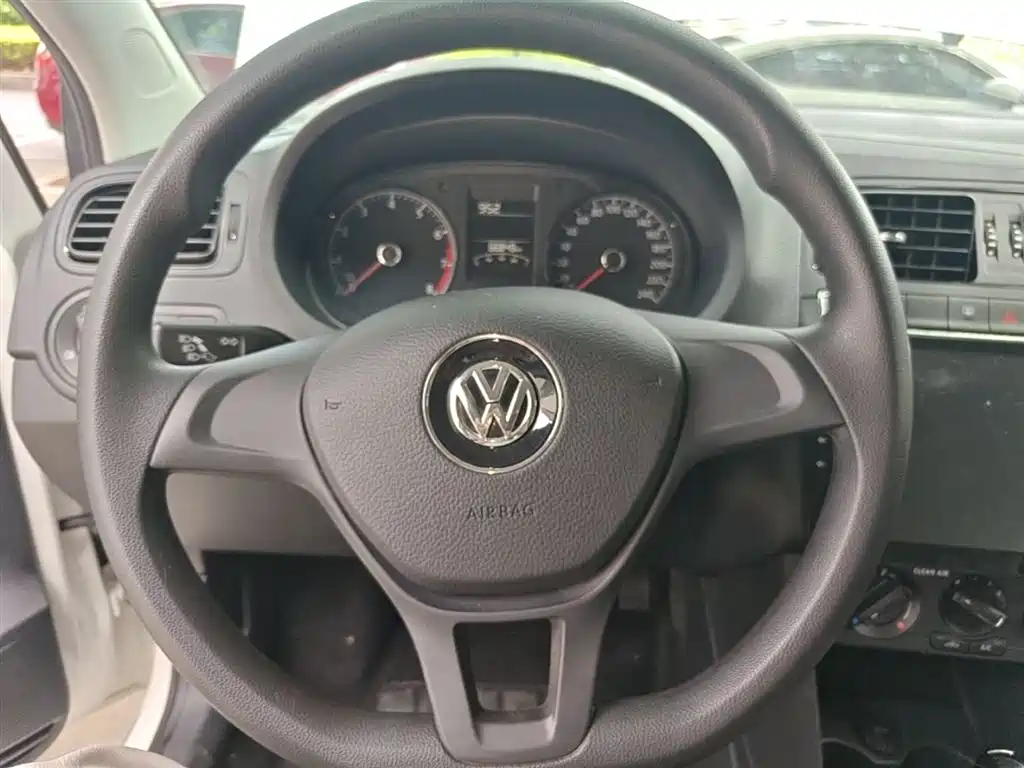 Volkswagen Polo 2016 1.4L Automatic Trend фото 11