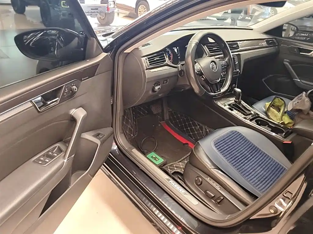 Volkswagen Passat 2016 330TSI DSG Executive Edition фото 16