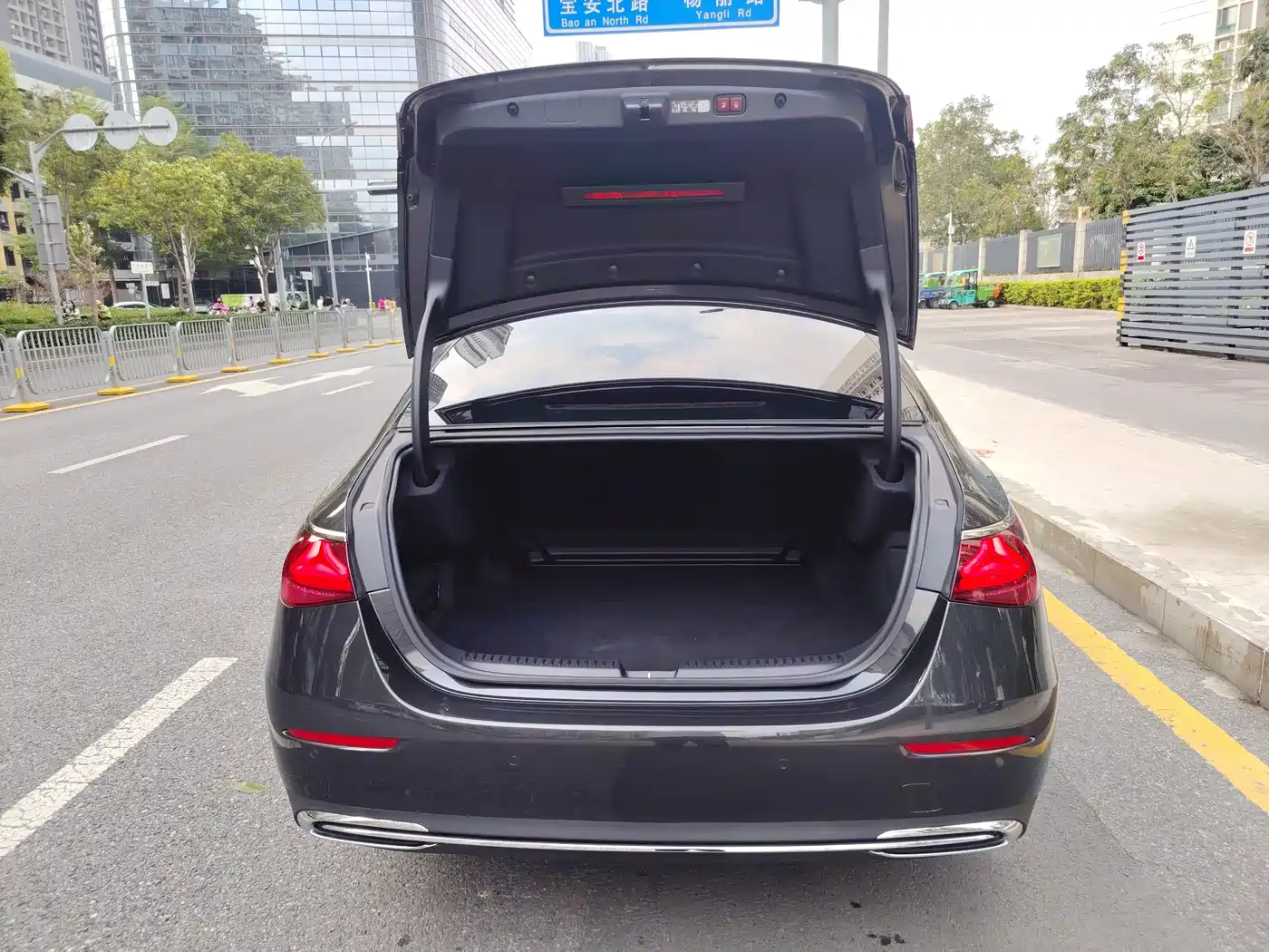 Mercedes-Benz E-Class 2025 E 300 L Fashion фото 24