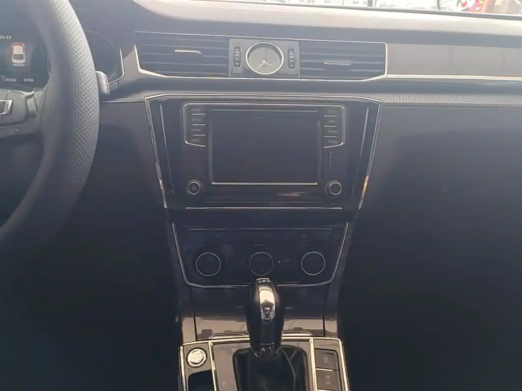 Volkswagen Passat 2017 330TSI DSG Luxury фото 13